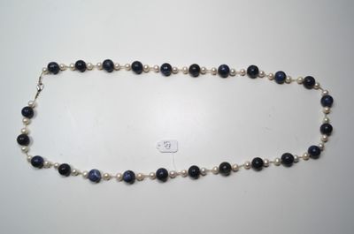 un gros plan sur un collier composé de perles et de perles bleues