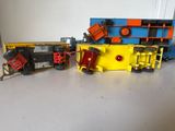 trois trains miniatures posés sur une table l'un à côté de l'autre