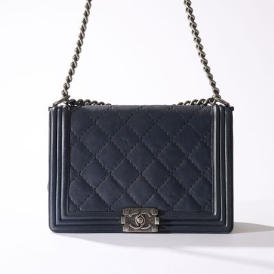 CHANEL, Sac "Boy" en agneau souple matelassé bleu nuit Circa…