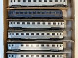 plein de wagons dans une boîte posée sur la table