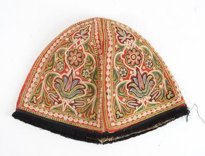 une image représentant un chapeau orné d'un motif floral