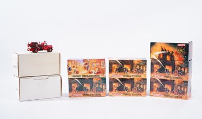 quatre boîtes de jouets posées les unes à côté des autres sur une surface blanche