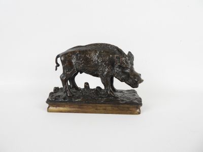 figurine en bronze représentant un cochon, posée sur un socle en bois