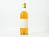 une bouteille d'alcool posée sur une table