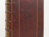 un vieux livre aux tranches dorées et à la couverture marron