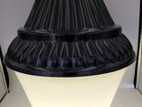 une lampe allumée dans un studio photo