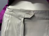 un gros plan sur un pantalon de femme muni d'un bouton