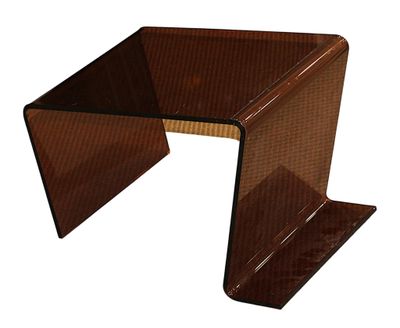 gros plan d'une table avec un plateau en verre sur fond blanc