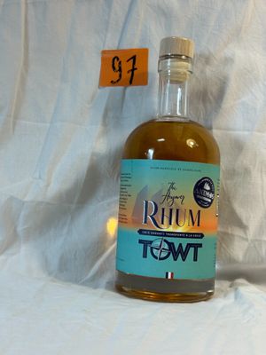 une bouteille de rhum posée sur une table, avec une étiquette indiquant le prix