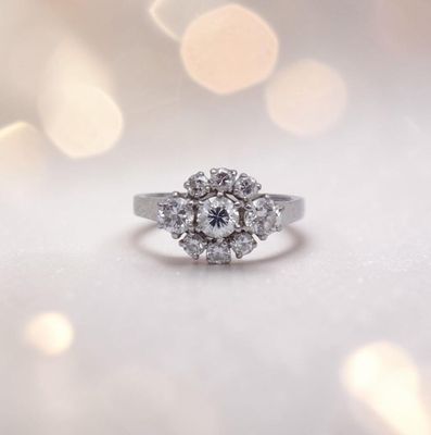gros plan d'une bague en diamant sur une surface blanche