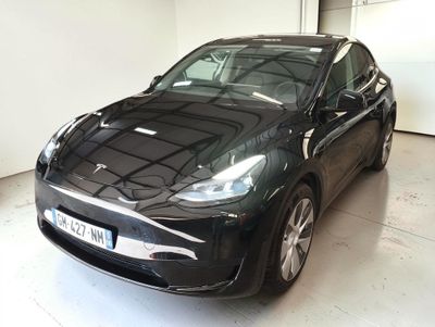 une voiture noire garée dans un garage
