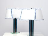 deux lampes posées sur une table blanche, avec un abat-jour bleu et blanc