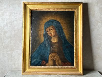 une image représentant un tableau où l'on voit une femme tenant un chapelet