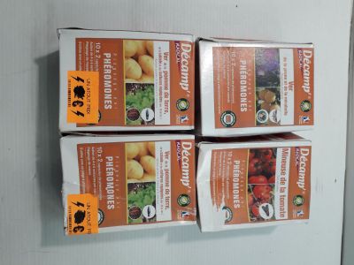 plusieurs cartons de nourriture sont empilés les uns sur les autres