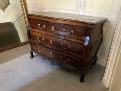 Commode galbée toutes faces en noyer ouvrant à trois tiroirs…