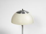 un gros plan d'une lampe de table posée sur une surface blanche