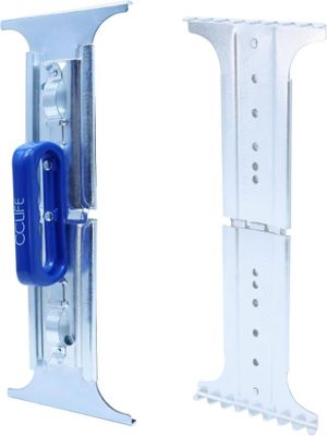 deux pièces métalliques fixées au mur