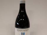 une bouteille de vin posée sur une table