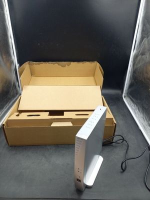 une boîte contenant un ordinateur et une boîte contenant une souris