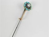 un gros plan d'une broche en métal ornée d'une fleur