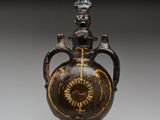 une image représentant un vase d'aspect très ancien sur lequel figure une horloge