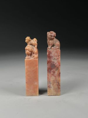 une paire de figurines chinoises en jade sculpté représentant un singe et un chien