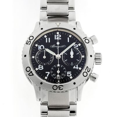 une image d'une montre en gros plan sur fond blanc