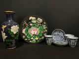 trois vases, une assiette et une assiette décorée de fleurs