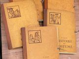 Quatre livres sont posés sur une table en bois, avec une tasse de café devant eux.