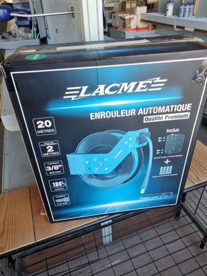 une boîte sur laquelle est posé une manette de jeu, posée sur une table