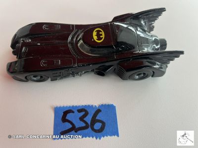une petite voiture miniature sur laquelle est représentée la Batmobile