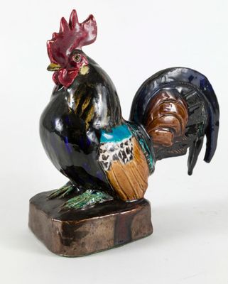 Coq en faïence polychrome Porte une signature sur la base