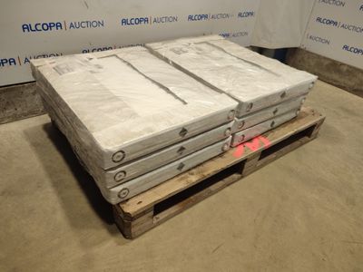 de nombreux matelas sur une palette dans un entrepôt