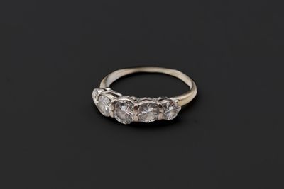 gros plan d'une bague en diamant sur une surface noire