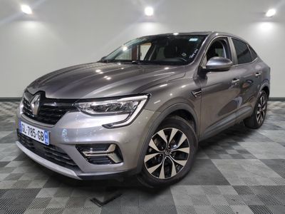 Le nouveau SUV Renault Kad est garé sur un sol à damier.