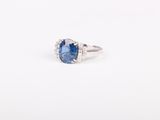bague en saphir bleu et diamant sur fond blanc