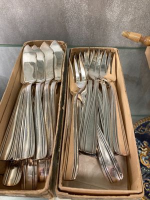 deux boîtes contenant des couverts, posées sur une table