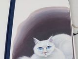 tableau représentant un chat blanc aux yeux bleus posé sur un livre