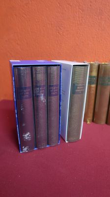 plusieurs livres sont alignés sur une table