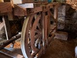 une table en bois sur laquelle est posée une bouteille