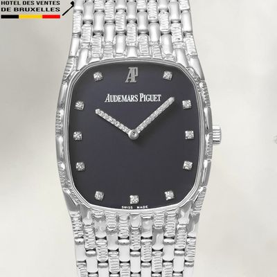 une image d'un gros plan d'une montre-bracelet ornée de diamants