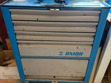 une armoire à outils bleue sur laquelle sont posés de nombreux outils
