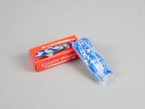 deux tubes de dentifrice emballés dans du plastique, posés sur une table