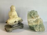 deux statues de bouddhas assis côte à côte sur un rocher