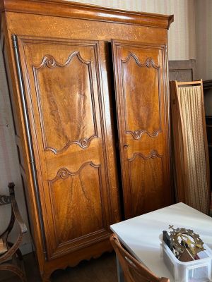 une grande armoire en bois dans le coin d'une pièce