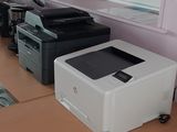 une imprimante posée sur un bureau dans un coin de la pièce