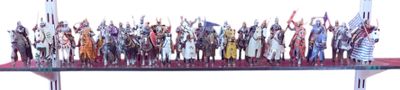 de nombreuses figurines posées sur une étagère posée sur une table