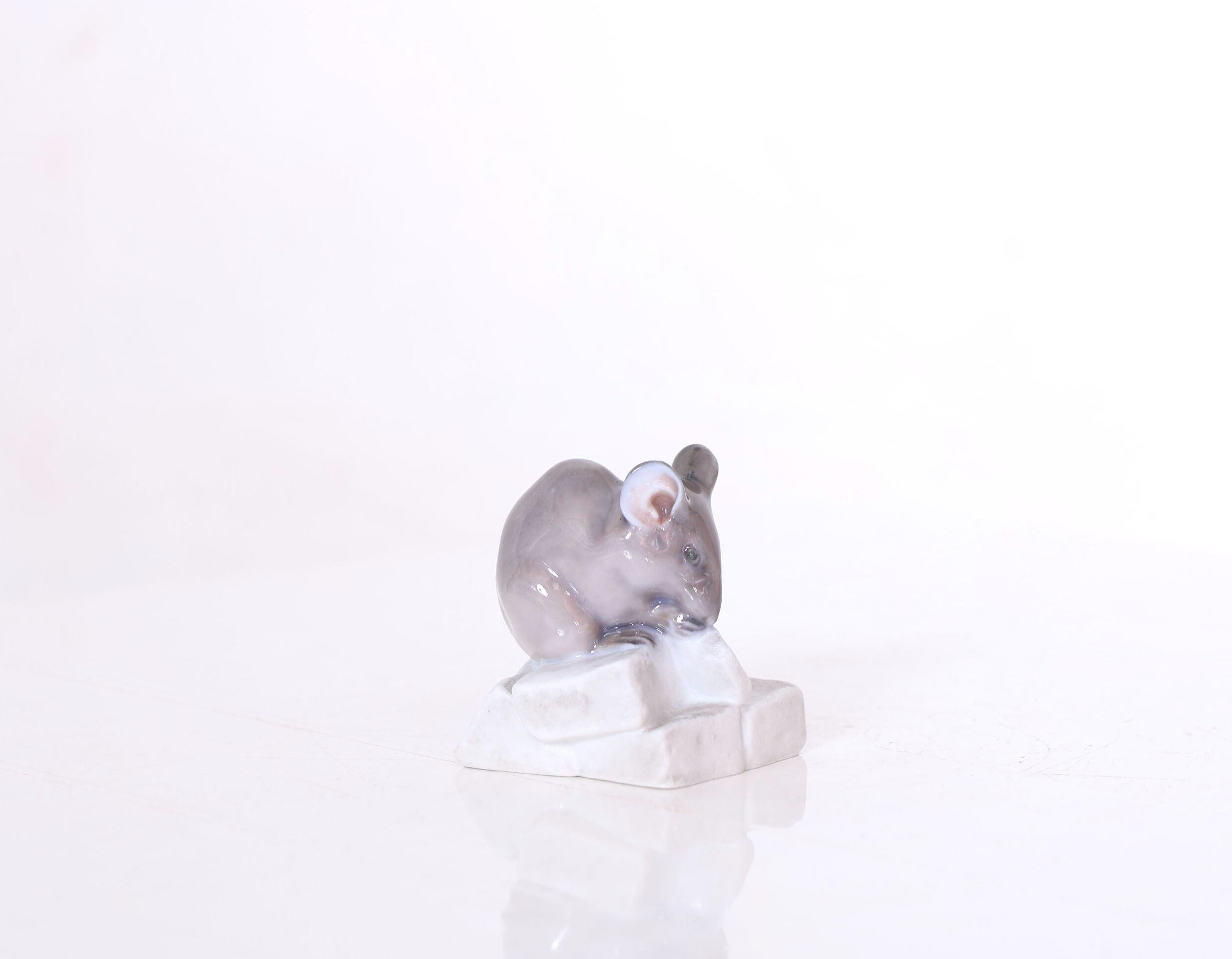 ROYAL COPENHAGEN (Manufacture royale de Copenhague). Statuette en porcelaine et émaux polychromes figurant une petite...