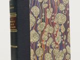 un livre dont la couverture est ornée d'un motif
