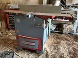 une photo d'un établi dans un garage avec une scie circulaire à table